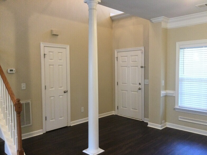 Building Photo - 8669 Hickory Creek Ln