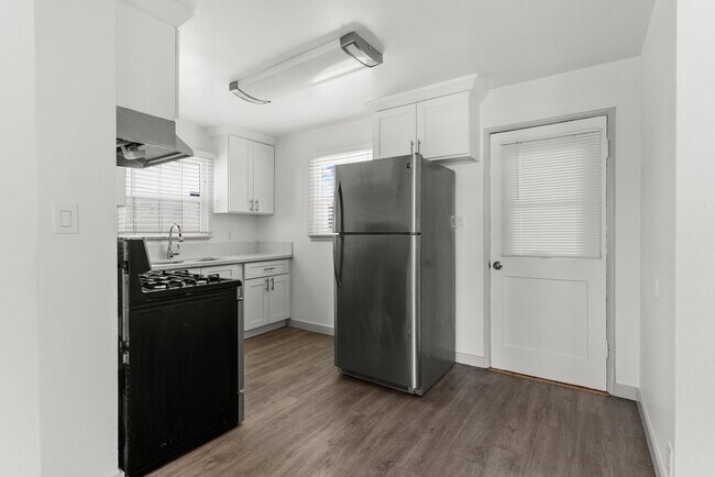 Interior Photo - 727 Olive Ave