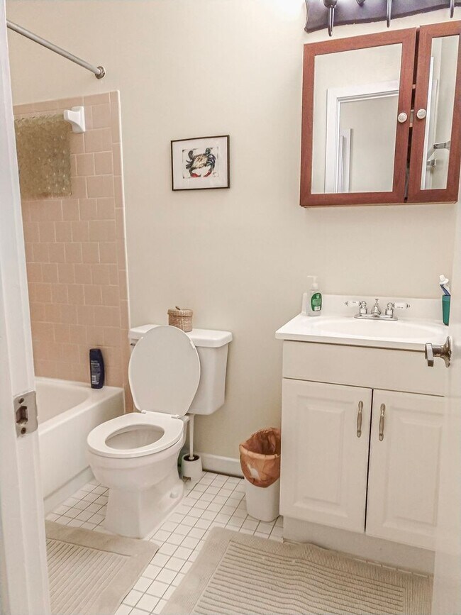 Building Photo - Spacious 4 Bedroom 3.5 Bathroom End Unit T...