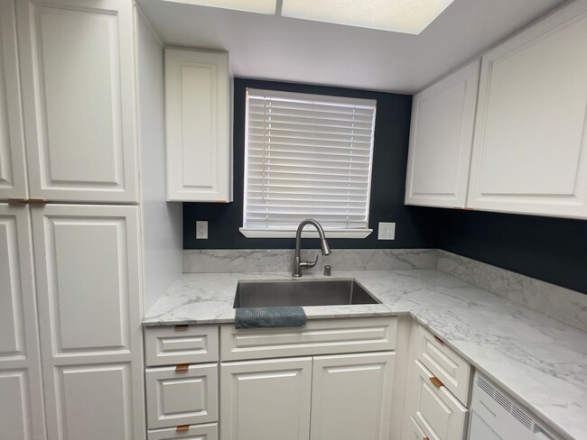 Building Photo - 1 bedroom, 1 bathroom, Condo located in Northwest