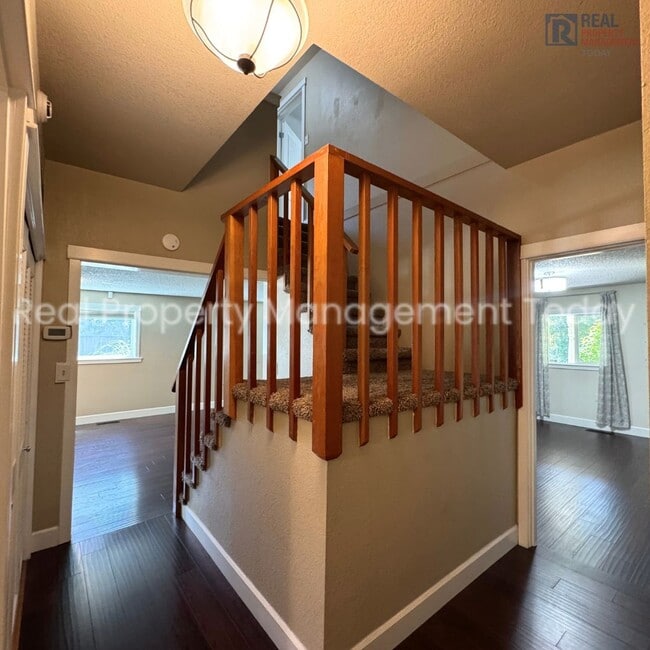 Building Photo - Charming 5 Bedroom + Huge yard!