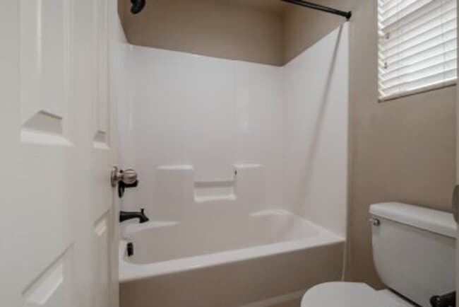 Building Photo - 4-Bedroom Home in NW Albany