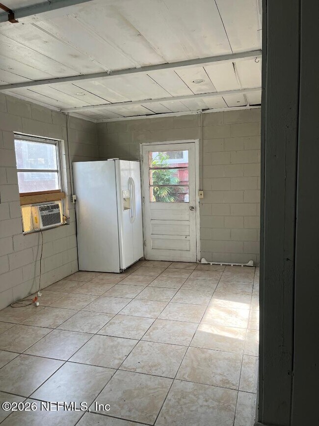 Building Photo - 1337 Menna St