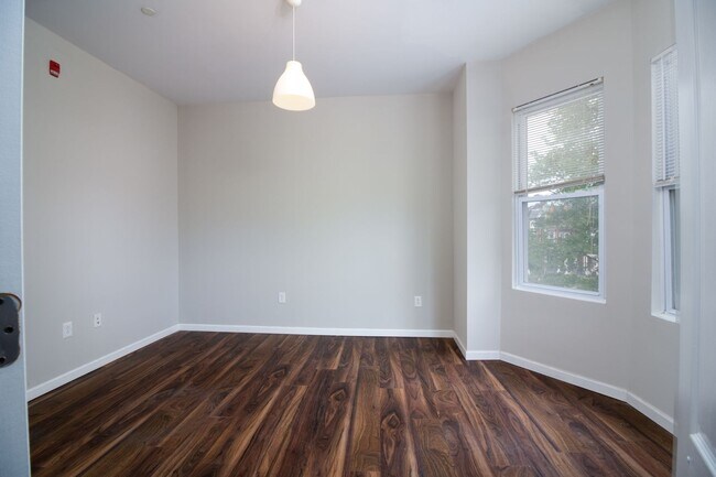 Building Photo - 544 S 49th St