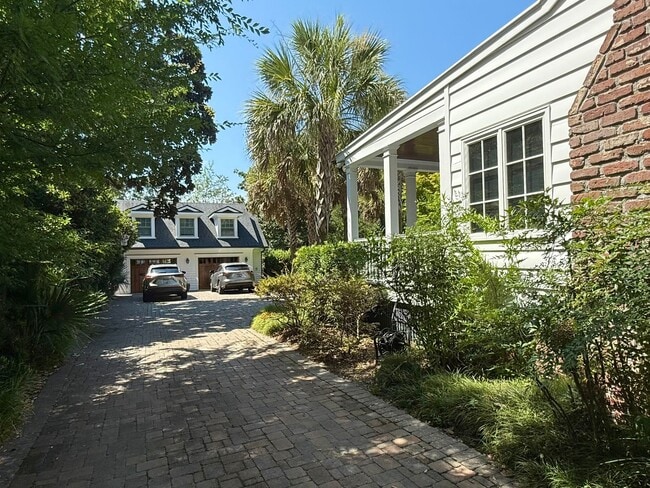 Building Photo - Stunning Single Family Home in The Crescent
