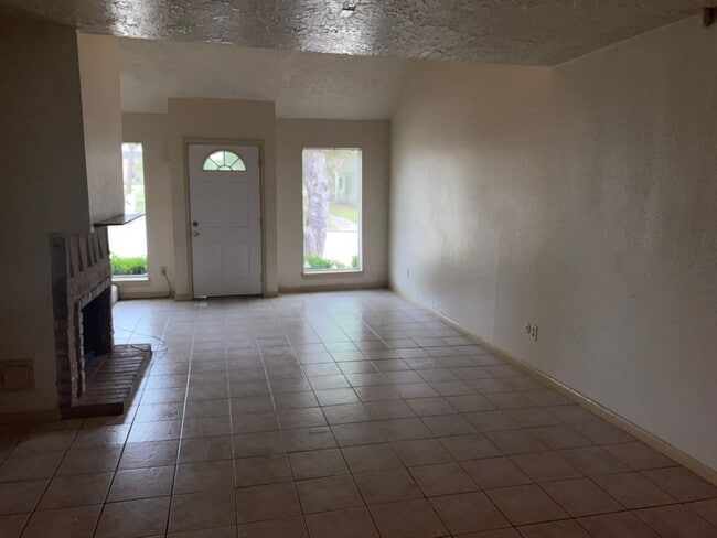 Building Photo - 4 Bedroom For Rent! $500 off the First mon...