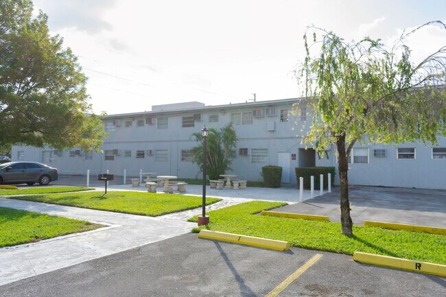 Building Photo - For Rent 1/1 for $1,550 near Miami Interna...