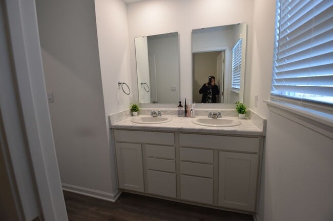 Building Photo - Five Bedroom Home in Greenfield for Rent