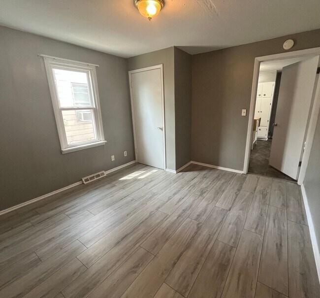 Building Photo - Three Bedroom house in Roxana