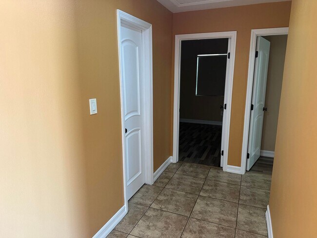 Building Photo - Wonderful 4-bed/3-bath gated home in Azusa.