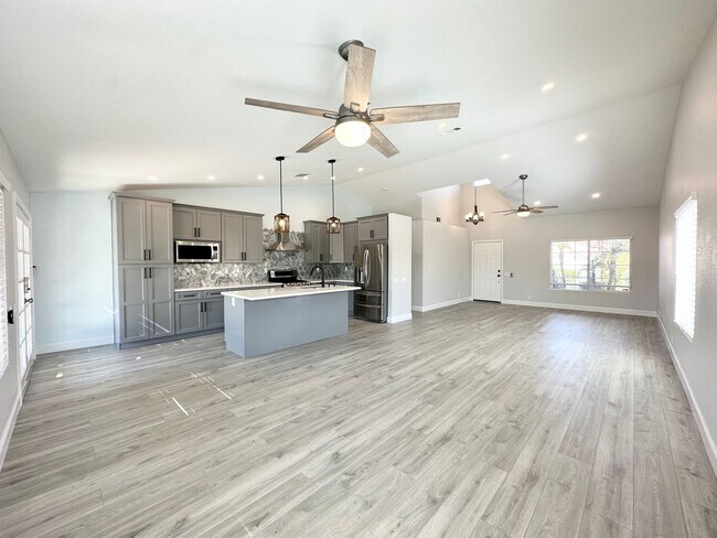 Building Photo - AVAILABLE NOW !! STUNNING 4 Bedroom 2 Bathroom POOL home in La Quinta