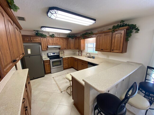 Building Photo - Family and pet friendly ANNUAL LEASE just ...