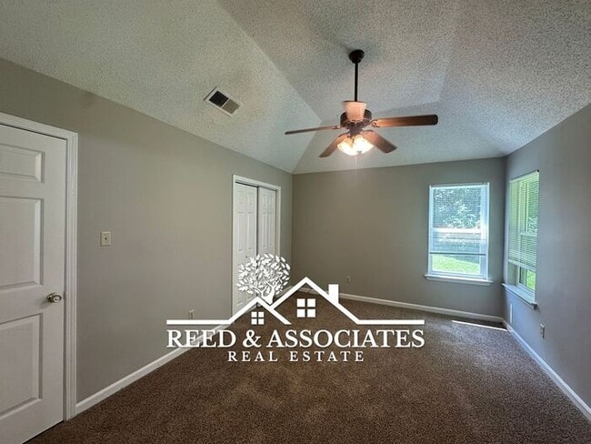 Building Photo - Olive Branch Home Located in Quiet Cove!