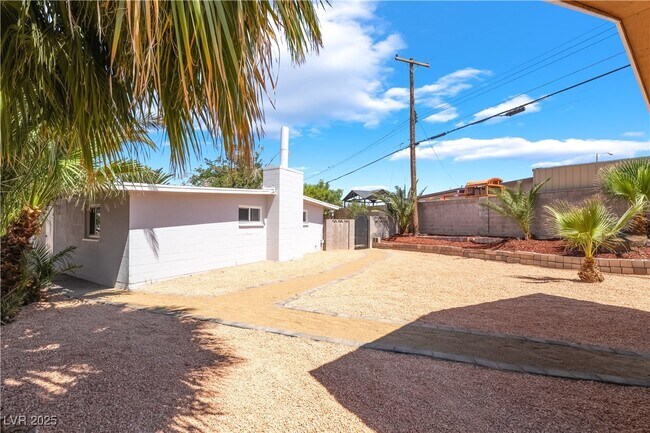 Building Photo - 2749 Del Mar Pl