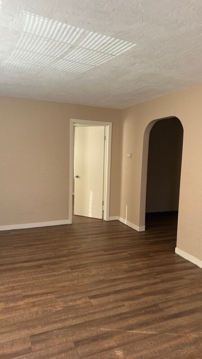 Building Photo - 318 W 20th St