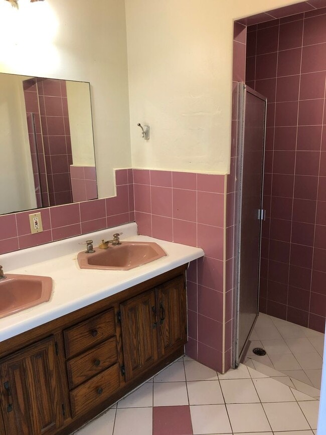 Building Photo - Large 4-2 house with central air and hooku...