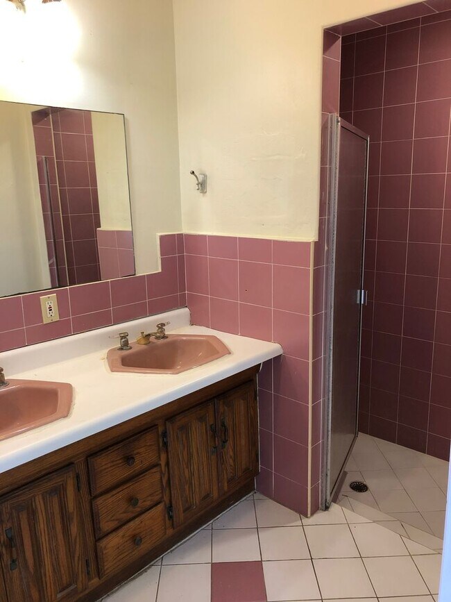 Building Photo - Large 4-2 house with central air and hookups for washer and dryer