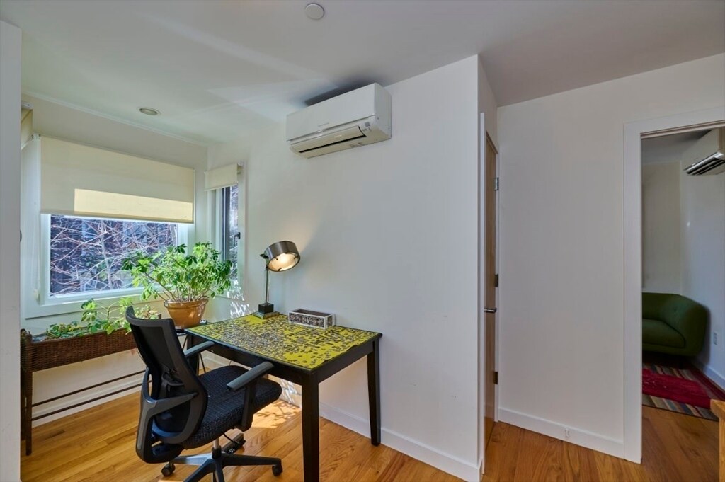 Building Photo - 19 Clary St