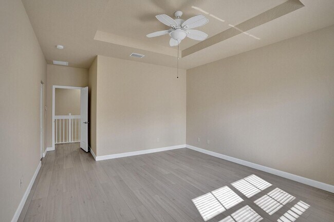 Building Photo - Gorgeous Townhome in Parkland