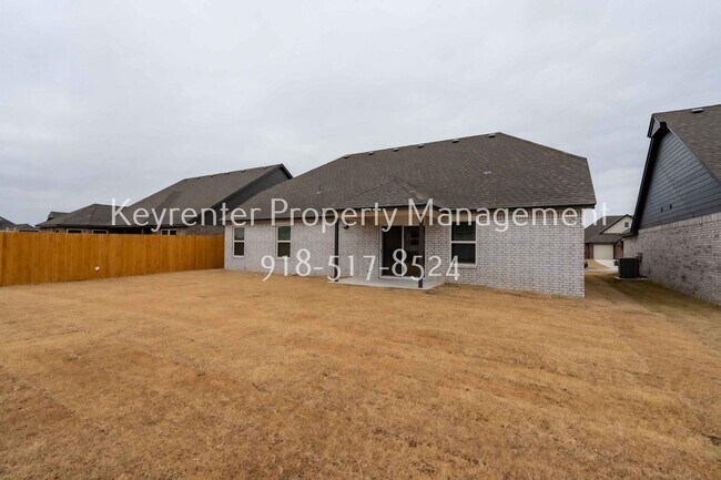 Building Photo - 12461 S Lakewood Ave