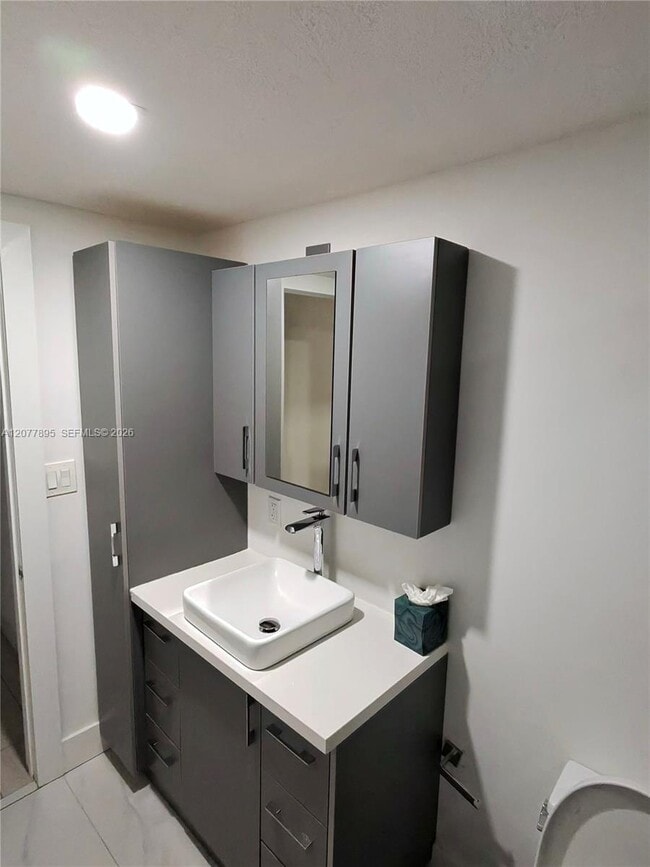 Building Photo - 500 Bayview Dr