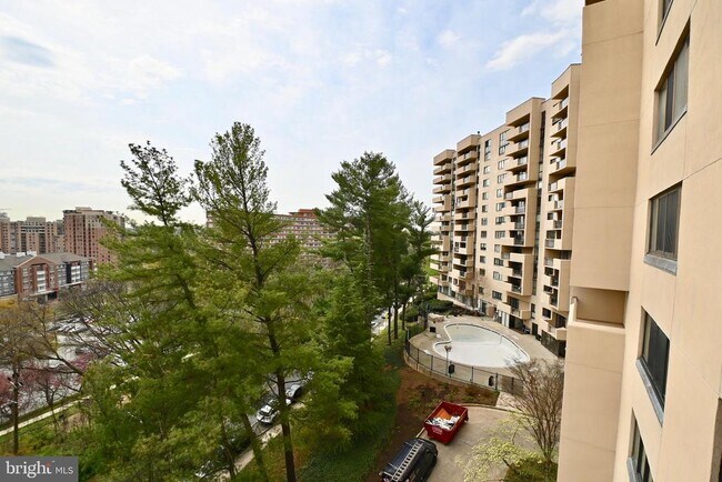 Building Photo - 1101 S Arlington Ridge Rd