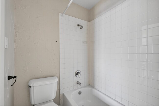 Building Photo - 1700 Lakecliffe Dr