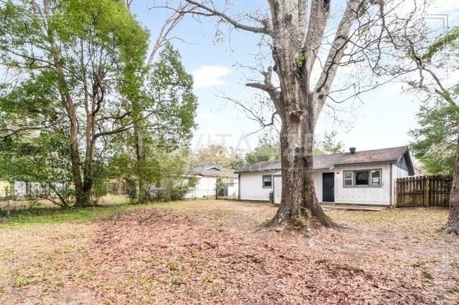 Building Photo - 3 Bed/1 Bath Home with Large Yard and Fence!