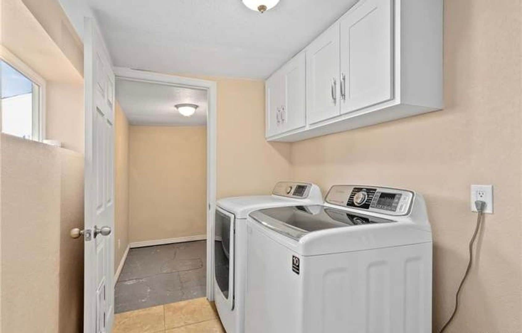 Building Photo - 1050 Locust Pl