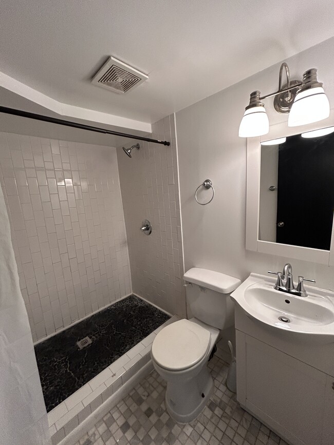 Building Photo - 6537 Beechwood Dr