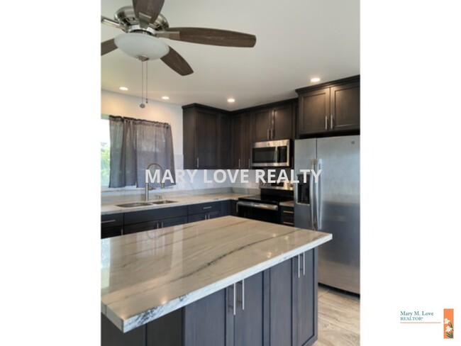 Building Photo - Beautiful 2 Bed/2Bath home Plus Den with E...