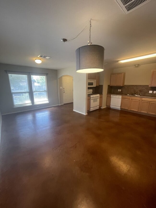 Building Photo - 2 bedroom 1 bath adorable home