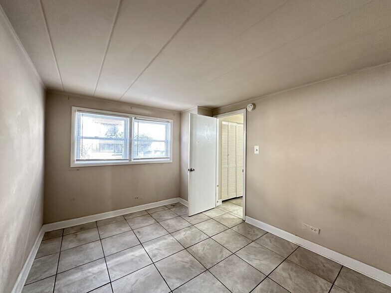Building Photo - 9612 Ivanhoe Ave