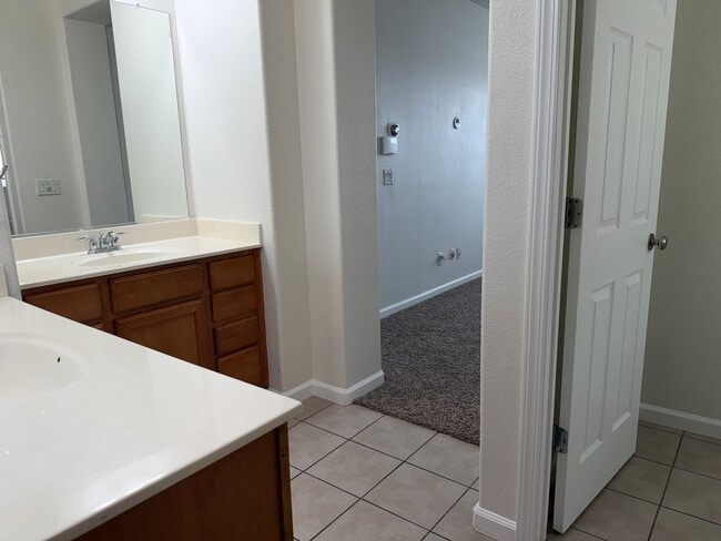 Building Photo - Gorgeous 4 bedroom 2 story home in Anatolia