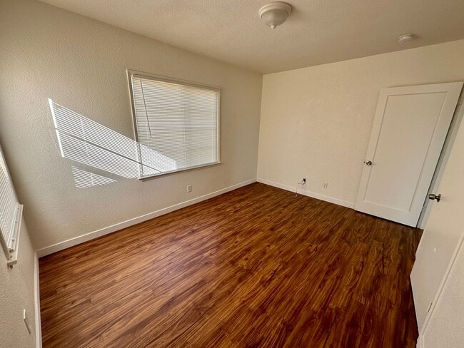 Building Photo - 2 Bed 1 Bath, Large Backyard!