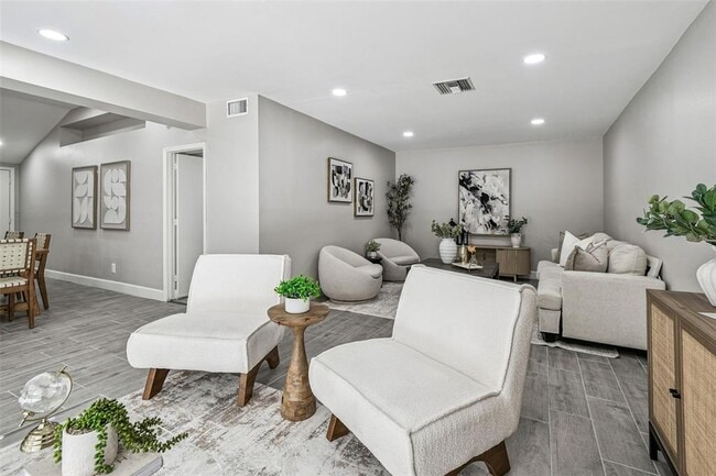 Building Photo - 2 S Treasure Dr