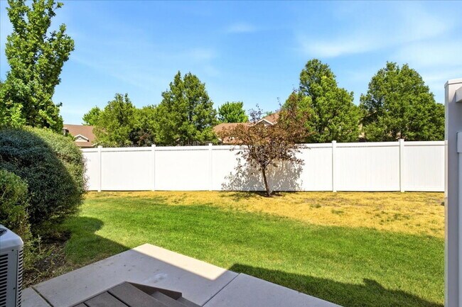 Building Photo - 672 E Clearwater Dr N