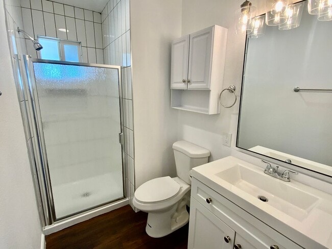 Building Photo - 3 bd/2ba Cottage with alley Access