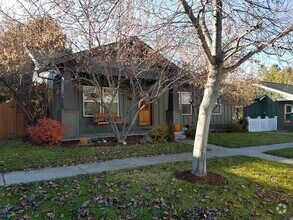Building Photo - Adorable single-level 3x2 in desirable Fox...