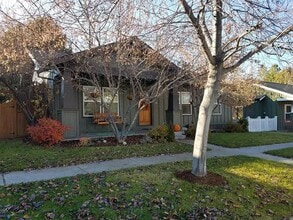 Building Photo - Adorable single-level 3x2 in desirable Fox...
