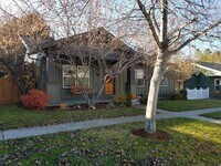 Building Photo - Adorable single-level 3x2 in desirable Fox...