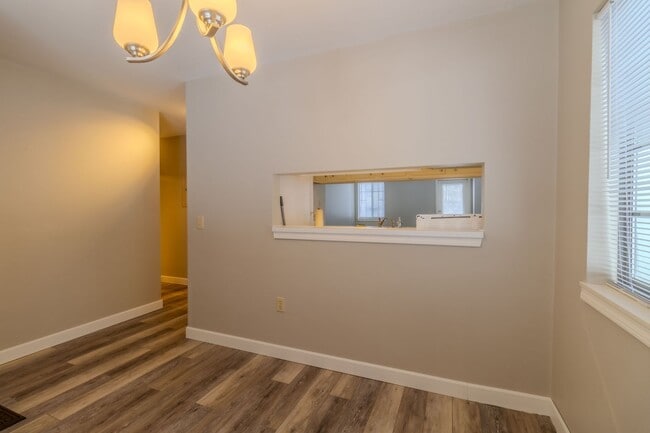 Building Photo - Charming, Updated Condo in Prime Downtown Traverse City Location!