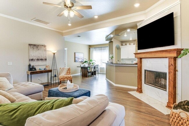 Building Photo - 806 E 19th St