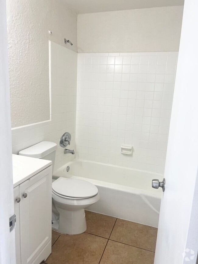Building Photo - LARGE NEWLY RENOVATED APARTMENTS