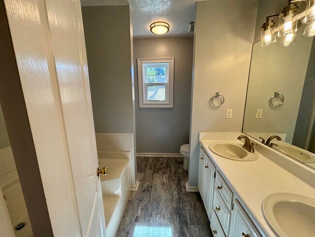 Building Photo - 666 Wellington Dr