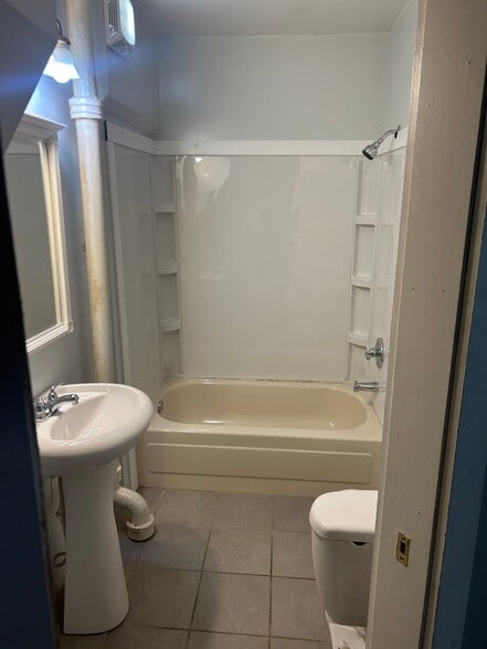 Building Photo - 415 4th Ave W