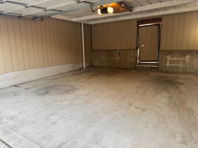 Building Photo - 312 Valley Park Dr