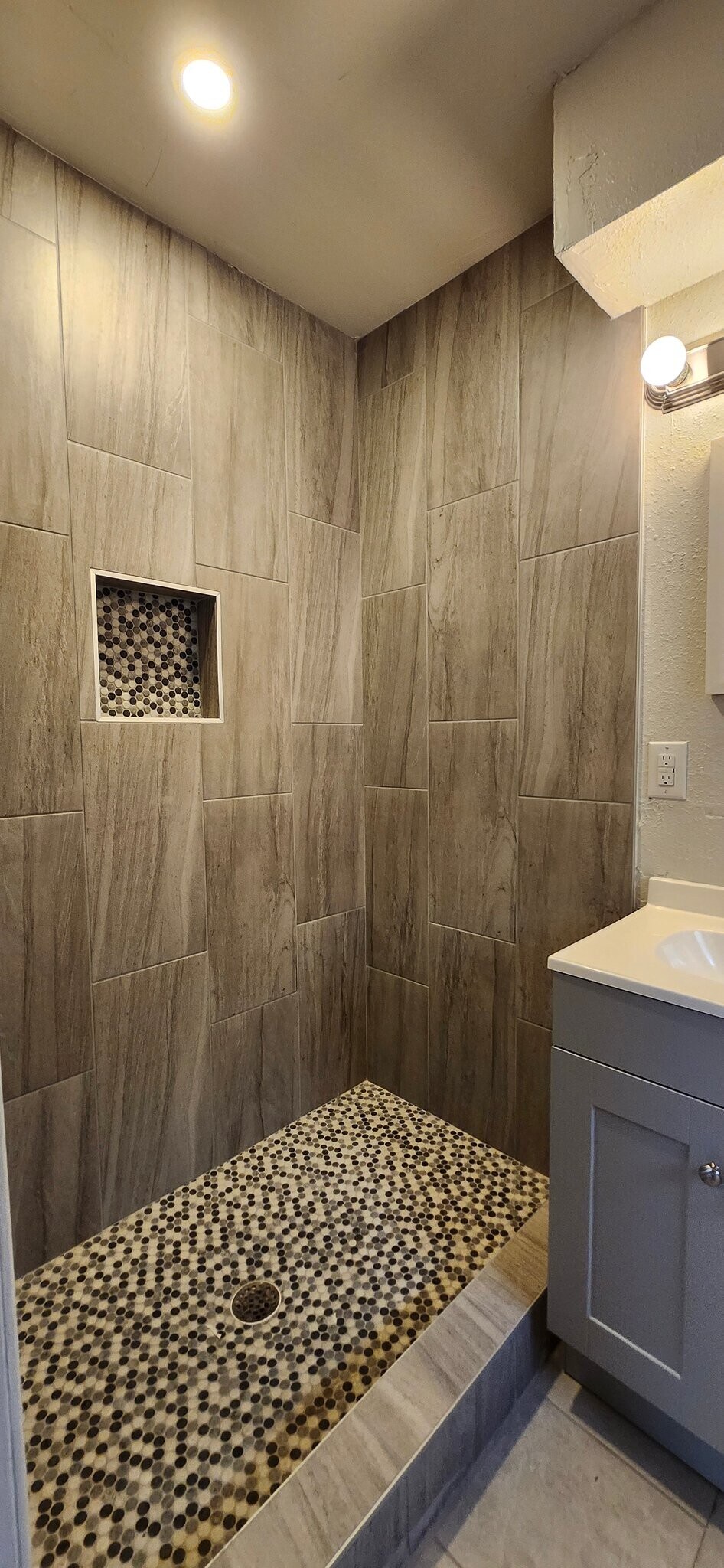 Building Photo - 3517 N Glenoaks Dr