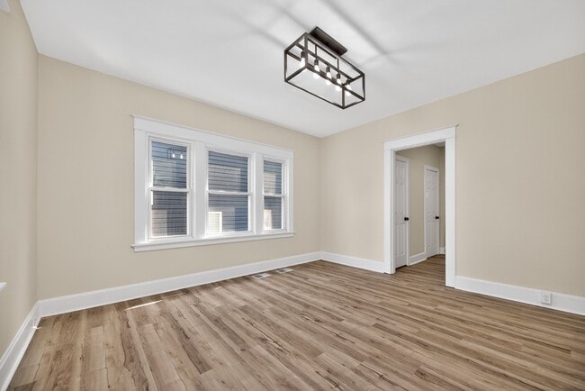 Building Photo - 716 15th Ave