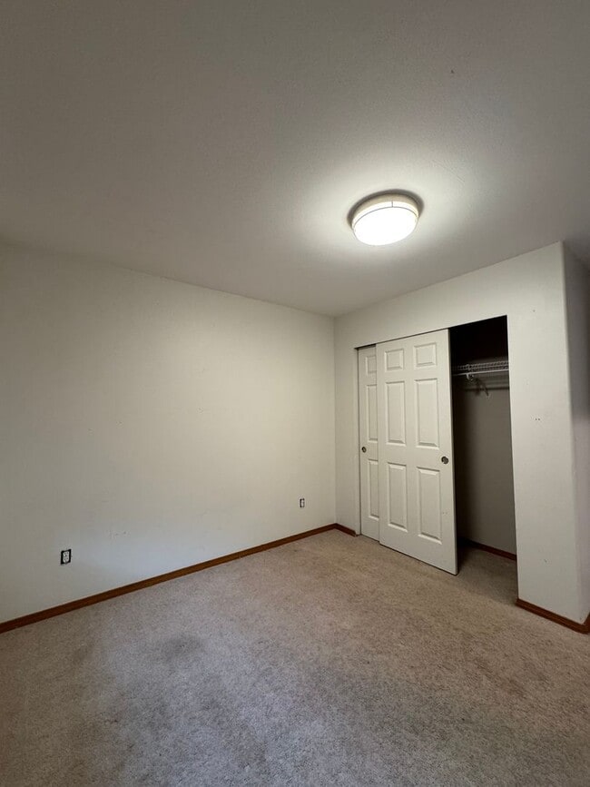 Building Photo - Spacious 4-Bedroom Home for Lease in Cul-d...